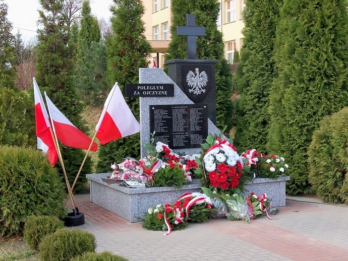 Pomnik upamiętniający poległych w czasie I i II wojny światowej (fot.5)
